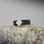 Pierścionek    czarny    porcelanowy    z    cyrkoniami    -    ROMB