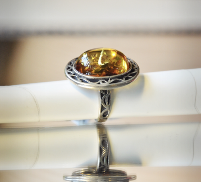 Oksydowany pierścionek z bursztynem - obrazek 2