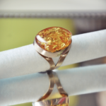 Pierścionek z miodowym oczkiem