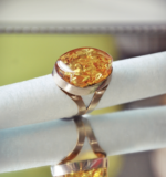 Pierścionek z miodowym oczkiem