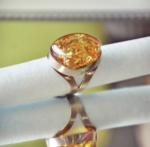 Pierścionek z miodowym oczkiem - obrazek 2