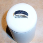 Pierścionek z czarnymi kryształkami Swarovskiego