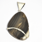 Owalna zawieszka z krzemienia pasiastego