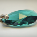 Ciemnozielona zawieszka-kryształ Swarovskiego