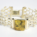 Pleciona bransoleta z zielonym bursztynem