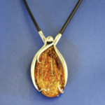 Duży bursztyn na rzemyku