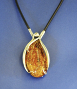 Duży bursztyn na rzemyku