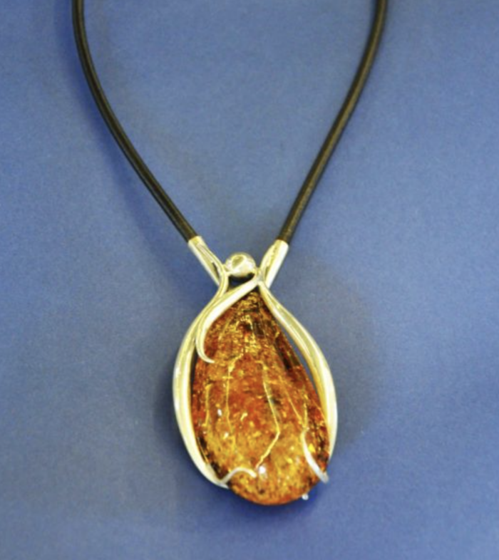 Duży bursztyn na rzemyku - Image 2
