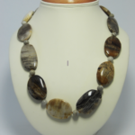 Piaskowe korale z agatu