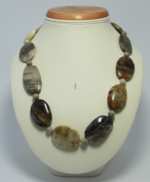 Piaskowe korale z agatu