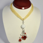 Naszyjnik z ozdobnymi kamieniami