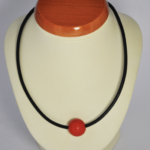 Koral na skórzanym rzemyku