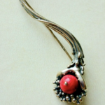 Broszka z koralem