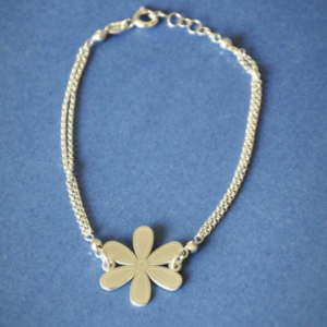 Srebrna bransoleta z kwiatkiem