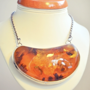 Bursztynowy naszyjnik na łańcuszku