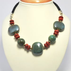 Naszyjnik z ceramiką i drobnym koralem