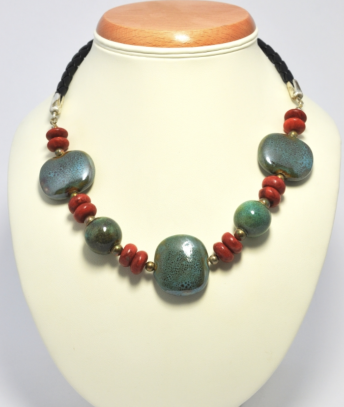 Naszyjnik z ceramiką i drobnym koralem - obrazek 1