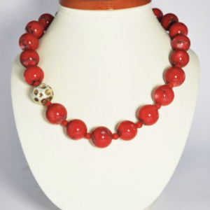 Koral z elementem oksydowanego srebra