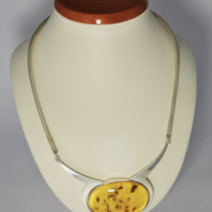 Srebrna kolia z bursztynem