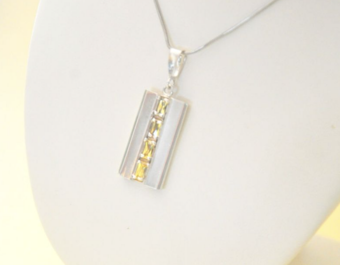 Srebrny łańcuszek  z zawieszką jasnożółty - obrazek 1