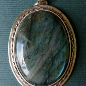 Owalny wisior z labradorytem