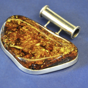 Srebrna zawieszka z bursztynem