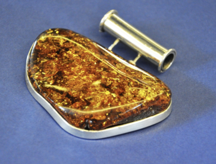 Srebrna zawieszka z bursztynem - Image 1